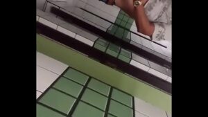 Videos de sexo gay coroas em banheiro público