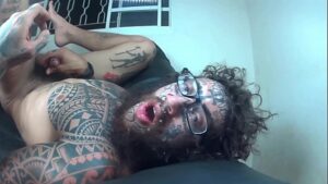 Videos pornos gays dotados gozando na punheta brasileiros