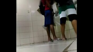 Xvideo gay pegacao no banheiro publico