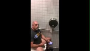 Xvideos gay banheiro público punheta