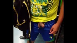 Xvideos gay batendo punheta no metrô