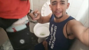 Xvideos gay flagrante banheiro