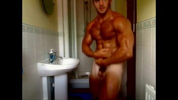 Xvideos gay musculoso tomando banho