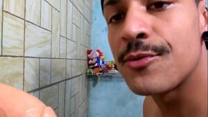 Youtuber gay barba maquiagem feminina