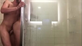 Amador gay no chuveiro
