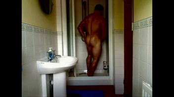 Amador mendingo gay tomando banho