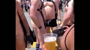 Amadores gay maduros em praia de nudismo