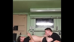 Amigo gay faz sexo oral em amigo hetero no trabalho