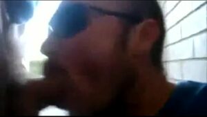 Assiti vídeo de homem comendo gay em banheiro público