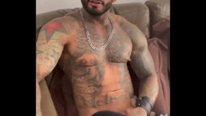 Ator porno gay americano dos braços tatuados