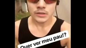 Ator porno gay jovem usa oculos