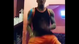 Baixar video homem forte gay dançando de fio dental