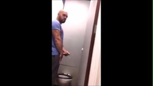 Banheiro público gays na punheta