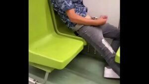 Batendo pinheta no metro gay