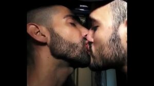 Beijo gay asa butterfield