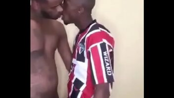 Beijo gay de reinaldo gianequine