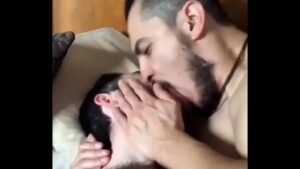 Beijo gay em camera lenta