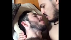 Beijo gay na garagem escondido xvideos