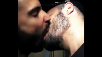 Beijo gay sob opressão