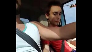 Boquete no carro na rua gay
