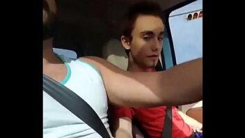 Boquete no carro na rua gay