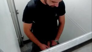 Branco pirocudo mijando no banheiro público sexo gay