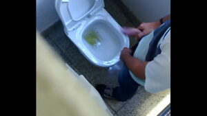 Brasileiros gays em banheiro da academia