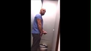 Camara escondida no banheiro batendo punheta gay