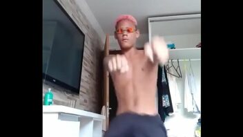 Cantor gay clipe dançando planalto brasília