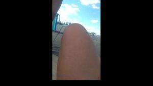 Careca gay de sunga na praia