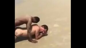 Casal gay na praia tbrl