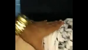 Cdzinha de calcinha com gay na cama