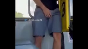 Chupando no ônibus video gay