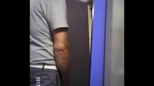 Coroas fudendo gay em banheiro publico