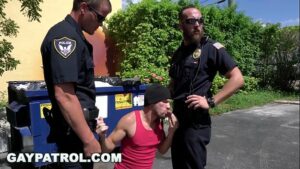 Credenciado na parada gay tem como a polícia pegar
