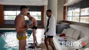 Dois gays brasileiros chupando o pau do atrevida bengala