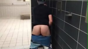 Dotado bareback gay foda no banheiro