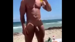 Ele deu na praia bideos gay