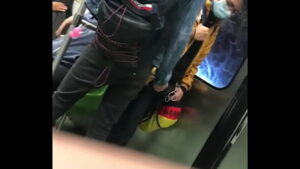 Encochadas dentro do metro gay