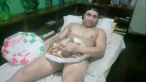 Entregador de pizza gay hentai