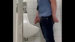 Espia homens mijando no toilet gay