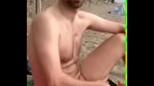 Filme pornô gay na praia de nudismo