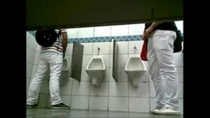 Filmes porno gay dando o cu no banheiro publico