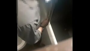 Flagra de masturbação gay em banheiro pulblico