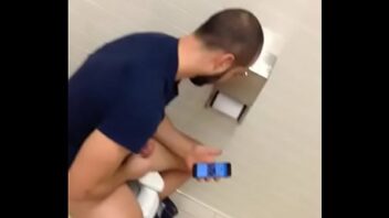 Flagra de videos gays em banheiros publico