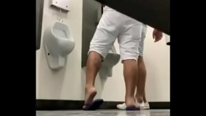 Flagra gay chupando negrao no banheiro