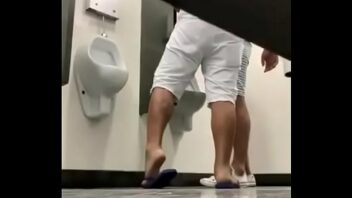 Flagra gay chupando negrao no banheiro