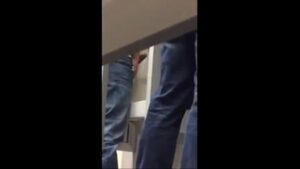 Flagra gay dando o cu no banheiro público