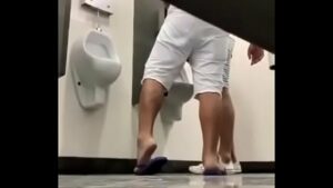 Flagra gay maduro punhetando banheiro