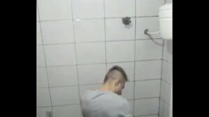 Flagra no banheiro gay x videos